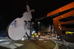 Die letzten Schutzfolienfetzen werden noch entfernt. (Bild: Manuel Nagel)