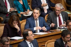Bundesratskandidat Ignazio Cassis, FDP-TI, Mitte, reagiert an der Seite von Petra Gössi, FDP-SZ, links, und Kurt Fluri, FDP-SO, rechts, nach der Ankündigung der Ergebnisse des ersten Wahlgangs. (Bild: Keystone)
