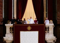 Papst Franziskus flankiert von Guido Marini, winkt vom Balkon der St.Peter's Basilica. (Bild: Keystone)