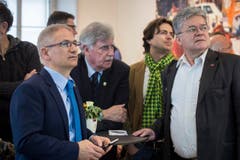 Es hat nicht gereicht: Ueli Fisch beobachtet mit Parteikollegen die Anzeige im Wahlzentrum. (Bild: Reto Martin)