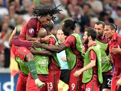 Renato Sanches (links) schiesst sein erstes Goal an der EM und verhilft Portugal zum Ausgleich. (Bild: Keystone)