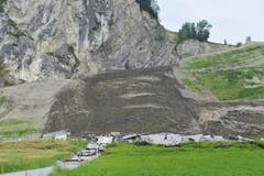 Seit Wochen war der entsprechende Teil der Aufschüttung in Bewegung - nun ist er abgerutscht. (Bild: Der Rheintaler)