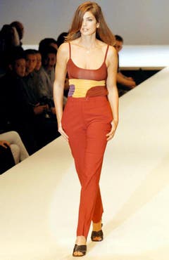 Lady in Red: Das US-Model bei einer Modeschau im Jahr 1997. (Bild: Keystone)