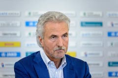 Dölf Früh, Präsident FC St.Gallen: Wenn ich könnte, würde ich fast jedem Ostschweizer und jeder Ostschweizerin etwas schenken. Interessanter wäre es zu wissen, wem ich nichts schenken würde. Aber das behalte ich für mich. Was man der Ostschweiz wünschen könnte, ist schwierig. Vor dem Hintergrund der jüngsten Ereignisse in Berlin, Ankara und Zürich muss man fast schon zwingend Frieden und Menschlichkeit wünschen und dass man die weihnachtliche Botschaft das ganze Jahr über im Herzen tragen sollte. Damit wir einen Schritt in die Richtung machen, wo wir alle hinwollen: In einer Welt zu leben, in der es sich lohnt, zu leben. Damit wir in einem friedlichen Miteinander, ohne Angst und Hass leben können und Werte wie Freundschaft und Vertrauen, ehrliche Zuneigung und Verlässlichkeit mehr Gewicht bekommen. Auch wenn das derzeit nur als ein frommer Wunsch erscheinen mag, wünsche ich dies uns allen von Herzen. (Bild: Keystone)