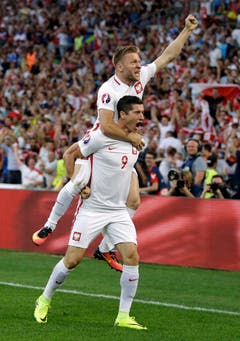 Die Polen freuen sich nach dem 1:0. (Bild: Keystone)