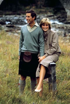 Prinz Charles und Diana, Princess of Wales, posieren während ihren Flitterwochen in Schottland für die Fotografen. (Bild: AP (Balmoral, 19. August 1981))