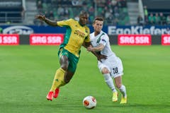 Keine Berührungsängste: Ermir Lenjani gegen Djibril Cissé. (Bild: Michel Canonica)
