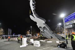 Die Figur wird "ausgezogen", die Schutzfolie vom Körper des Bassisten weggerissen. (Bild: Manuel Nagel)