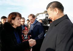 Bundespräsidentin Leuthard begrüsst Xi Jinping. (Bild: Keystone)
