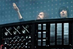 Sie sind Justice, ein Elektro-Duo aus Frankreich: Gaspard Auge (links) und Xavier de Rosnay. (Bild: LAURENT GILLIERON (KEYSTONE))