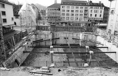 Die wassergefüllte Baugrube, auch "Swimmingbohl" genannt, nach Abbruch des Theaters. (Bild: Regina Kühne)