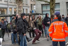 Linke stören mit Sprechgesängen die Kundgebung der Rechten. (Bild: Ralph Ribi)