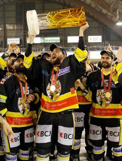Auch in der NLB gehört der Bart dazu: Die Spieler von Ajoie feiern ihren Titel in der zweithöchsten Liga. (Bild: Keystone)