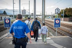 Am Bahnhof in Buchs werden FlŸchtlinge erwartet (Bild: Urs Bucher)