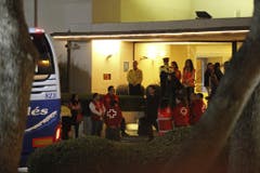 Spanische Angehörige steigen in einen Bus, um zur Unfallstelle zu reisen. (Bild: Keystone)