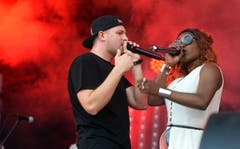 Rapper Stress mit Sängerin Karolyn... (Bild: Nana do Carmo)