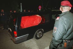 The hearse carrying the coffin of Austrian pop singer Falco leaves the grounds of Vienna's Schwechat airport after the mortal remains were repatriated from the Dominican Republic 12 February. Falco, whose real name was Hansi Hoelzl, died 07 February in a car accident in Puerto Plata in the Dominican Republic. Falco would have celebrated his 41st birthday on 19 February 1998. The artist, who successfully combined European-style pop music with Rock- and Rap elements to what the music world smilingly honoured as "Austria-Pop" was best known for his trans-European hit songs 'Amadeus' and 'Vienna Calling'. EPA PHOTO/APA Herbert PFARRHOFER (Bild: Keystone)