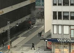 Truck drives into crowds on a street in central Stockholm (Bild: Keystone)