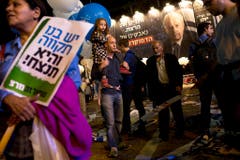 Das Schild links sagt: "Wir haben Hoffnung und die wird siegen." (Bild: Keystone)