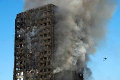 In London ist im Juni ein Brand in einem Hochhaus ausgebrochen. 200 Feuerwehrleute waren im Einsatz, um das Feuer zu bekämpfen. Trotz aller Bemühungen sind beim Brand im Sozialbau 80 Menschen ums Leben gekommen. Das Feuer breitete sich mit rasender Geschwindigkeit über die Aussenfassade aus. Bewohner hatten sich vor der Katastrophe immer wieder über mangelnden Brandschutz in dem Gebäude beschwert. (Bild: WILL OLIVER (EPA))