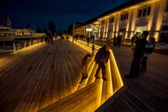Die neue Hafenplattform erstrahlt am Abend in warmem Licht. (Bild: Reto Martin)