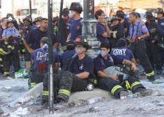 Feuerwehrleute versuchten bis zuletzt Personen aus den Twin Towers zu evakuieren. 400 Feuerwehrmänner kamen bei den Anschlägen ums Leben. (Bild: Keystone)