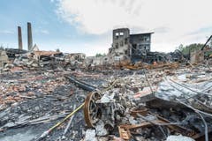 Raduner-Brand: Rundgang mit Brandermittler André Kieser (Bild: Hanspeter Schiess)