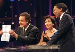 Kurt Felix, Paola und Moderator Cherno Jobatey (von links) in der TV-Show «Verstehen Sie Spass?"» 1998. (Bild: Keystone)