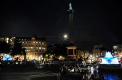 Die Brunnen auf dem Trafalgar Square leuchten zu Ehren des kleinen Prinzen in royalblau. (Bild: Keystone)
