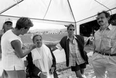 Otto Stich wird am 1. August 1994 für seinen Auftritt und die Rede im Bundeslager "Cuntrast" der Pfadfinder im Napfgebiet im Emmental geschminkt und vorbereitet. (Bild: Keystone)
