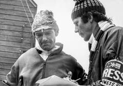 Alois "Wisel" Kälin wird nach seiner Glanzleistung im 30-Kilometer-Langlauf interviewt. Kälin beendete das Rennen im siebten Rang. Rechts im Bild der Schweizer Journalist Walter Daepp. (Bild: Keystone/Str)