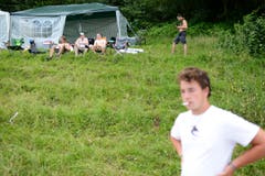 Fehlt nur noch der Fernseher: Wenige Stunden nach der Geländeöffnung haben sich die Festivalbesucher fast schon häuslich eingerichtet. (Bild: Luca Linder)