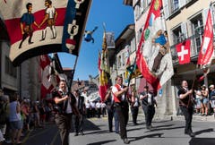 Der Fahnenempfang in den Strassen von Estavayer-le-Lac. (Bild: Keystone / Jean-Christophe Bott)