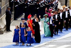 Kronprinzessin Amalia (vorne in der Mitte), mit ihren Schwestern Alexia (links) und Ariane (rechts) sowie Grossmutter Beatrix führen die Gästeschär an. (Bild: Keystone)