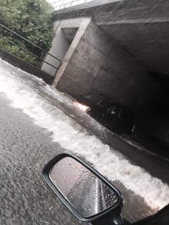 Die Unterführung steht ebenfalls unter Wasser. (Bild: Facebook)