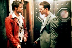 Prügeleien als Lebensmotte: Mit der Rolle als Tyler Durden in "Figth Club" legt Brad Pitt sein Schönlingsimage ab, hier mit Co-Star Edward Norton (1999). (Bild: Keystone)