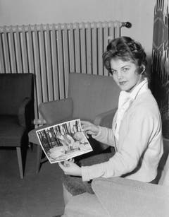 Die Beziehung zu Elvis Presley macht Priscilla Beaulieu über Nacht bekannt. Hier zeigt sie, gerade einmal 16 Jahre alt, ein Foto von Elvis als GI. (Bild: Keystone)
