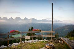 Diese Aussicht geniesst Roland Bischof auf der Alp. (Bild: Urs Bucher)