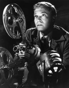 Der Ausbruch: Im Film "Peeping Tom" (Augen der Angst) von Michael Powell aus dem Jahr 1959 mimte Karlheinz Böhm einen Kameramann und perversen Spanner, der Frauen mit einem Messer bedroht und sie dabei filmt. Der Film erhielt vernichtende Kritiken, Böhms Karriere erlitt einen Einbruch. (Bild: Keystone)