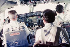 Dreiergespann im Cockpit einer 747-357 der Swissair, 1984: Der Flugingenieur (Mitte) war unter anderem für die Überwachung der Triebwerke und der Druckkabine zuständig. (Bild: ETH-Bibliothek/Bildarchiv/Stiftung Luftbild Schweiz/Swissair)