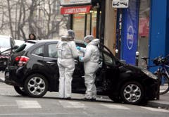Ermittler untersuchen das mutmassliche Fluchtauto der Täter. (Bild: Keystone)