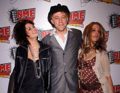 Papa Bob Geldof zeigte sich mit seinen Töchtern Pixie (links) und Peaches bei den NME Awards am 23. Februar 2006 in London. (Bild: Keystone)