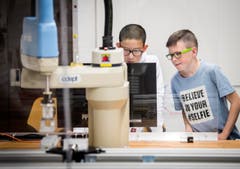 Arbon TG - Begabte Kinder nehmen am Berufsbildungszentrum Arbon an einem Förderkurs zum Thema Robotik teil. (Bild: Reto Martin)
