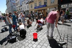 Teilnehmer putzen das Schulterblatt im Schanzenviertel in Hamburg. (Bild: Keystone)