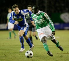 Alex Tachie-Mensah läuft einem Luzerner davon. (Bild: Hanspeter Schiess)