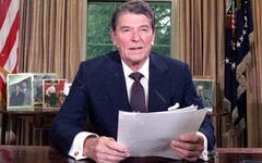 Nach der doppelten Amtszeit von Ronald Reagen (1911 - 2004) mit Vice George Bush, resultierte ein Rekord-Haushalts-Defizit. Der 40. Präsident und ehemalige Schauspieler war ein überzeugter Antikommunist und zeigte sich in der Iran-Contra-Affäre und bei der Invasion in Grenada unzimperlich. (Bild: Keystone)