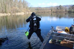 Ein Taucher springt in den aktuell etwa sieben Grad kalten Nussbaumersee. (Bild: pd)