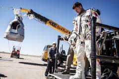 Unverrichteter Dinge musste Felix Baumgartner die Ballonkapsel wieder verlassen. (Bild: Keystone)