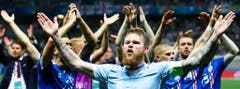 Huh! Kapitän Aron Gunnarsson und seine Mannschaft feierten ihren Sieg mit dem berühmt gewordenen Schlachtruf. (Bild: Keystone)
