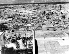 Das Bild wurde von einem Spital des Roten Kreuzes aufgenommen. Das Spital war rund eineinhalb Kilometer von Hiroshima entfernt. (Bild: Keystone)